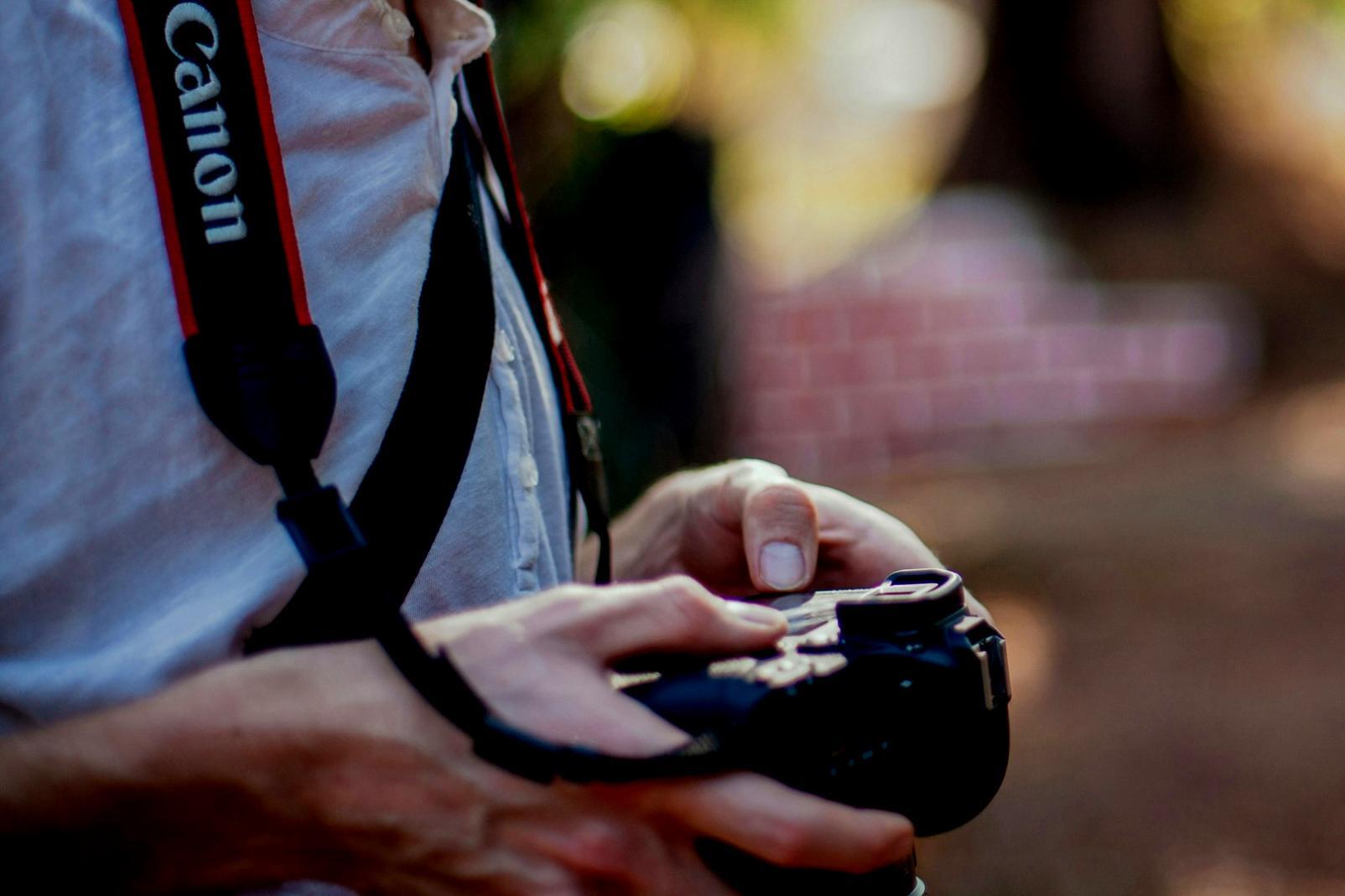 Fotógrafo capturando momentos urbanos en las calles